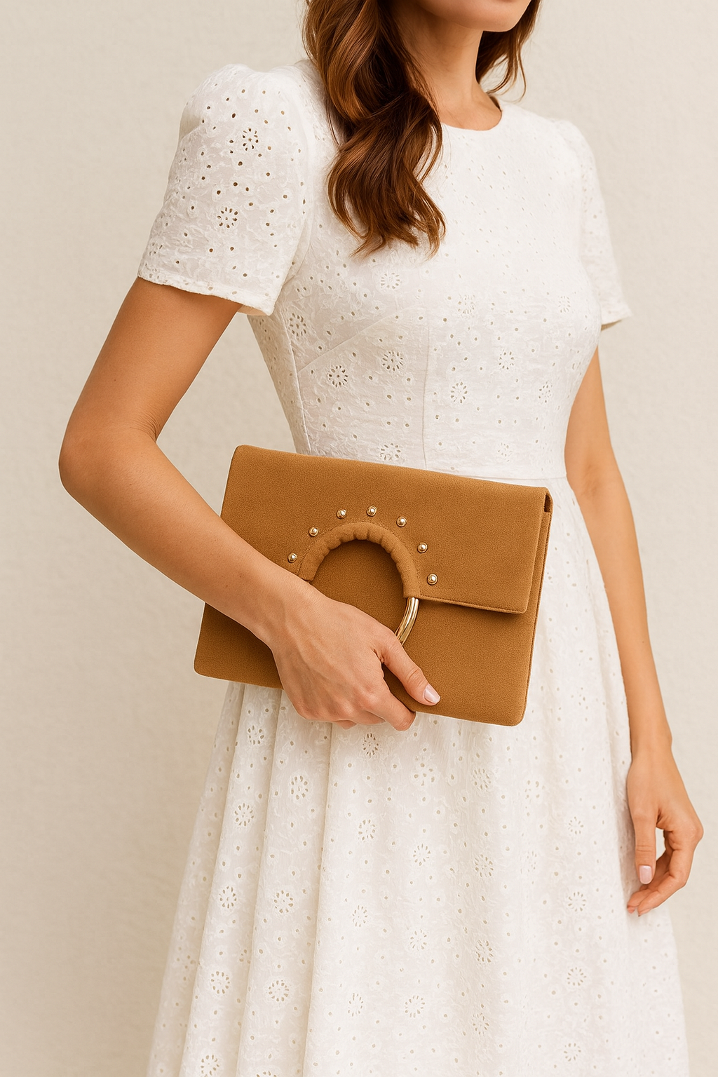 Bolso clutch con asa redonda dorada camel - Imagen 5