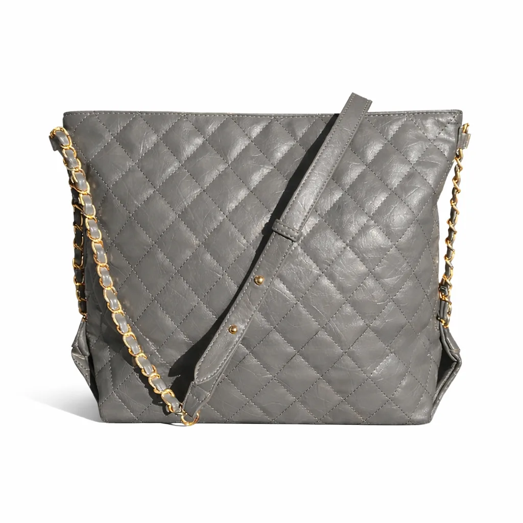 Bolso tote bag acolchado gris con cadenas inspiración Chanel - Imagen 2